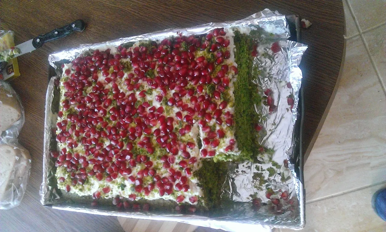 Zdjęcie Przepis na ciasto szpinakowe z granatem, które zachwyci smakiem