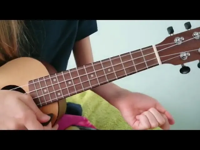 Zdjęcie Jak zagrać na ukulele Sto Lat - proste akordy dla początkujących