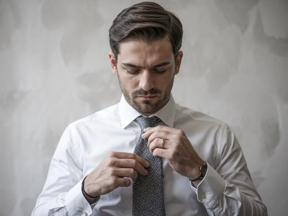 Zdjęcie Jak zawiązać krawat śledź - 3 proste i sprawdzone sposoby wiązania