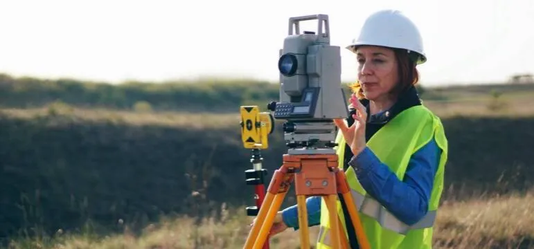 Zdjęcie Czym jest technik geodeta? Kluczowe informacje o zawodzie i ścieżkach kariery