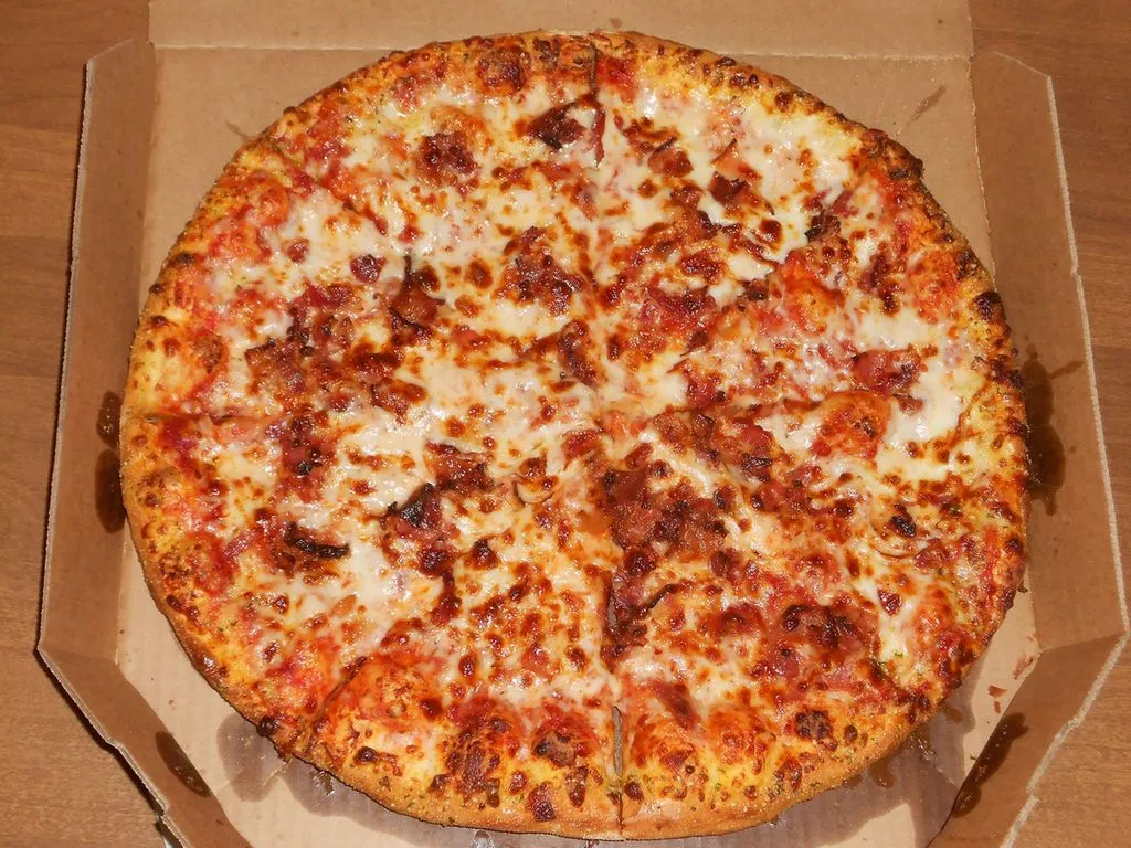 Zdjęcie Średnia pizza Domino's ile cm? Sprawdź, zanim zamówisz!