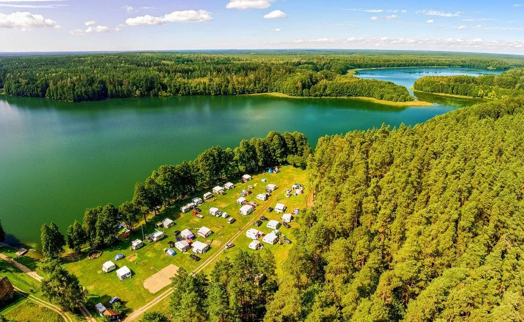 Zdjęcie Najlepsze campingi nad jeziorem Czorsztyńskim - uniknij rozczarowania
