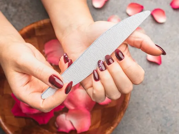 Zdjęcie Jak bezpiecznie usunąć manicure tytanowy w domu: sprawdzone sposoby