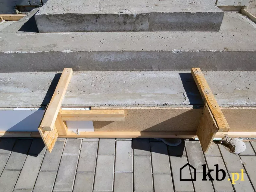 Zdjęcie Jak prawidłowo zaszalować schody betonowe - poradnik krok po kroku