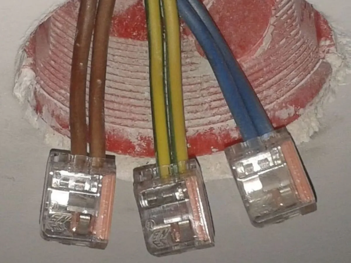Zdjęcie Brązowy kabel plus czy minus? Kluczowe informacje o instalacjach elektrycznych