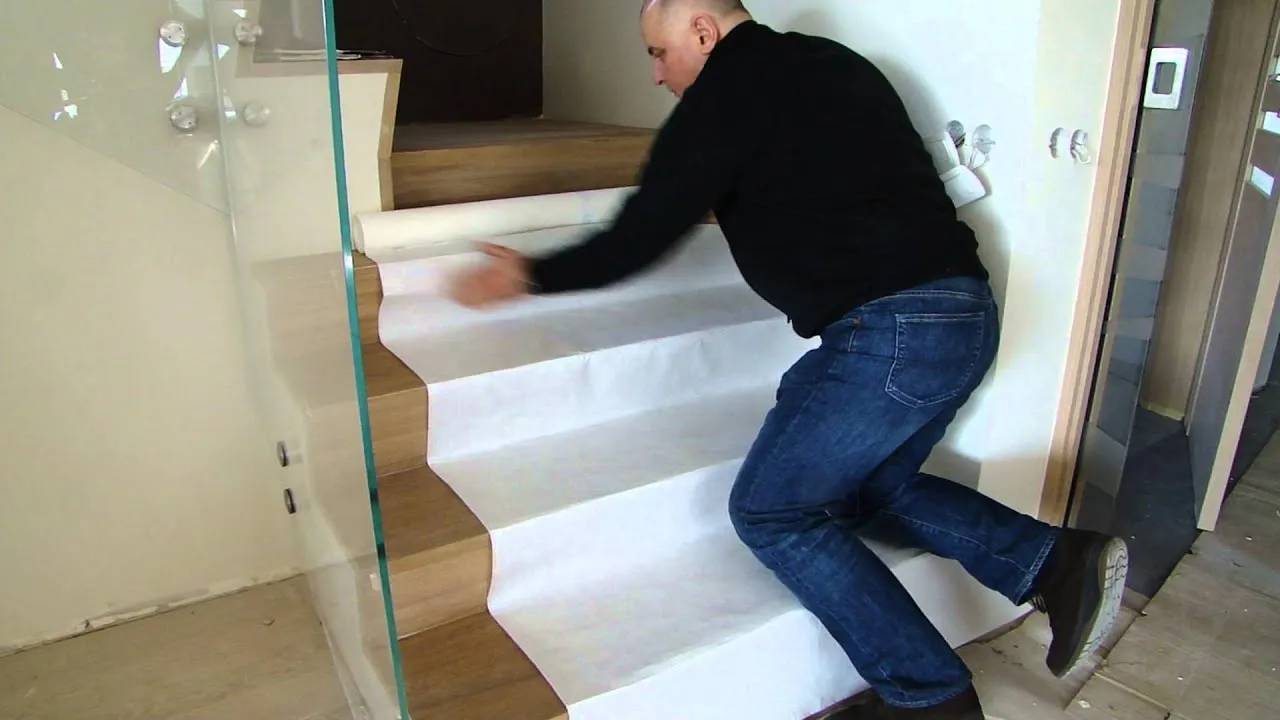 Zdjęcie Jak zabezpieczyć schody drewniane przed remontem, aby uniknąć zniszczeń