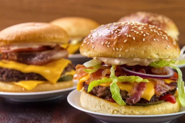 Zdjęcie Jak zrobić mięso na burgery, aby były soczyste i pyszne?