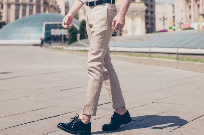 Zdjęcie Jaką koszulę do jasnych spodni wybrać, by wyglądać stylowo?