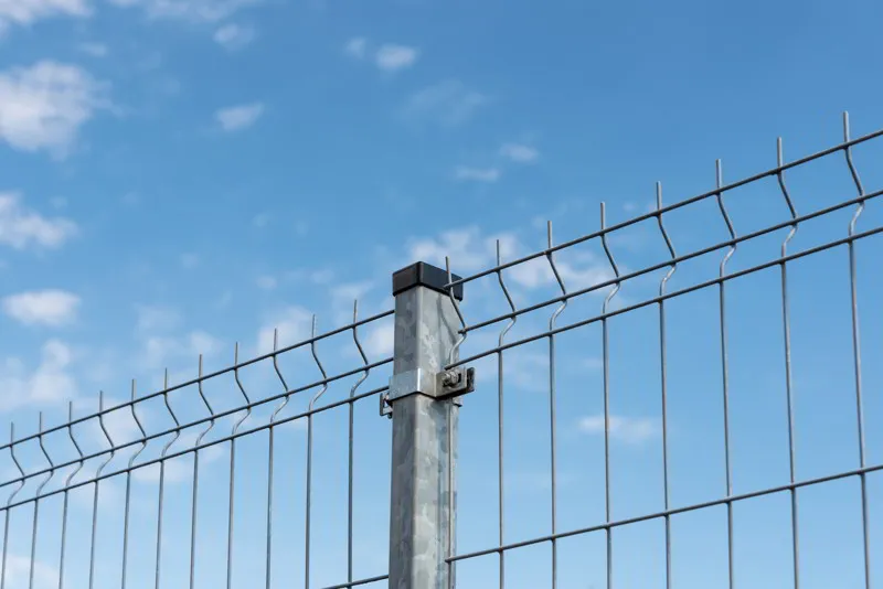 Zdjęcie Jaką odległość między słupkami ogrodzenia panelowego wybrać dla stabilności?