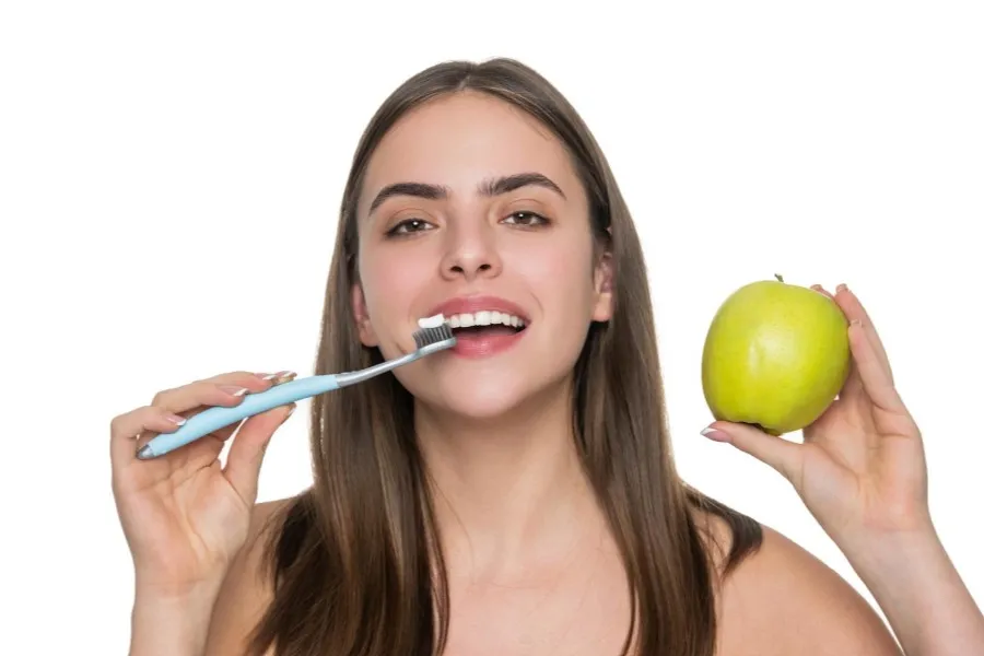 Zdjęcie Jak wzmocnić zęby i dziąsła? Dieta, higiena i porady ekspert&oacute;w