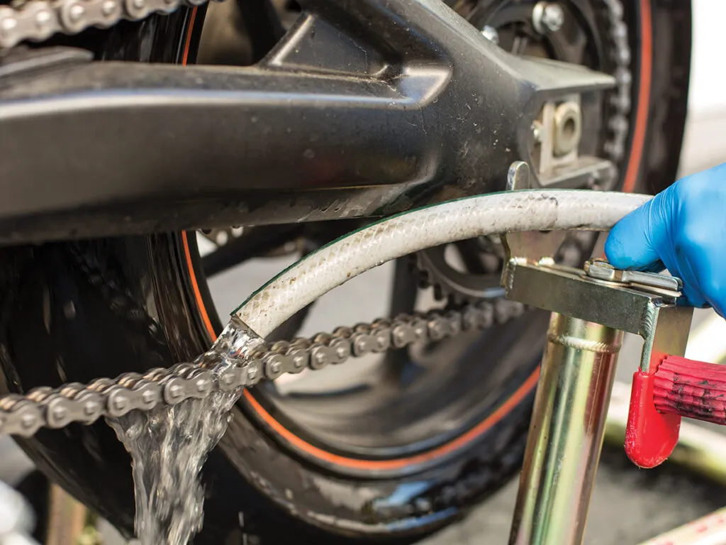 Zdjęcie Czym czyścić łańcuch motocyklowy, aby uniknąć kosztownych napraw?