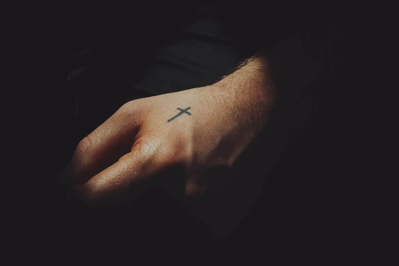 Zdjęcie Tatuaż krzyż na nadgarstku znaczenie - co naprawdę symbolizuje?