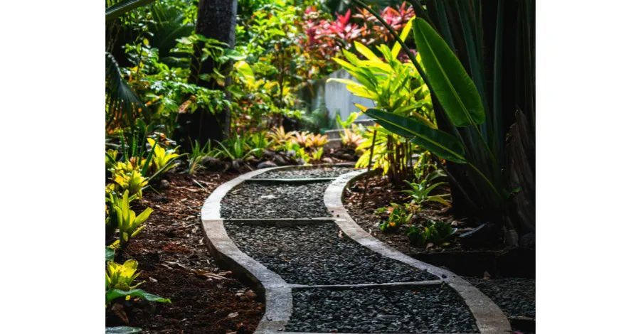 Zdjęcie Z czego zrobić chodnik na działce? Odkryj najlepsze materiały i pomysły