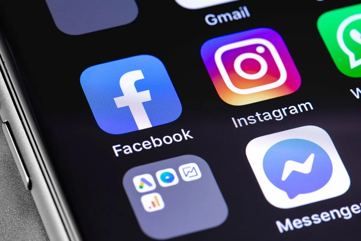 Facebook zmiana nazwiska aplikacja mobilna screenshot