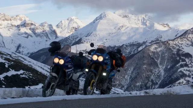 Motocykl przygotowany do podr&oacute;ży Alpy