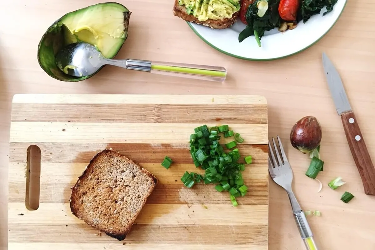 r&oacute;żnorodne warzywa jako zamienniki chleba