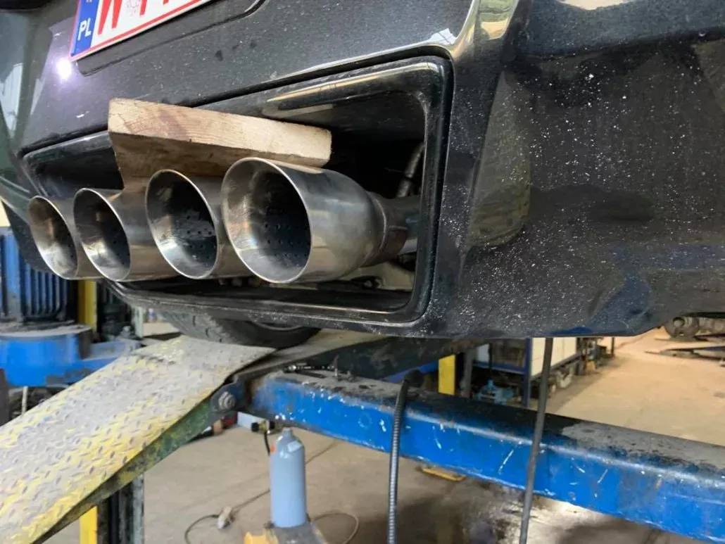 uszkodzony tłumik samochodowy pęknięcie