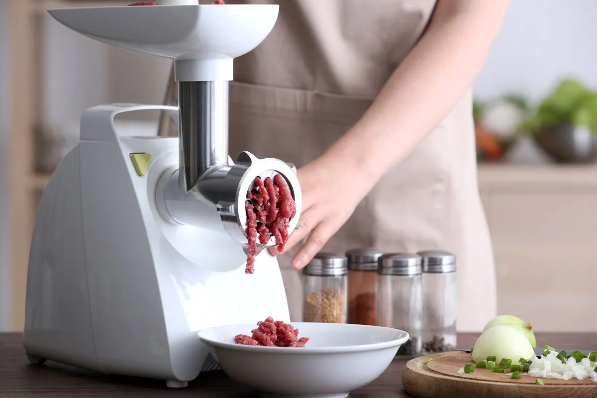 mielenie mięsa maszynką do burgerów