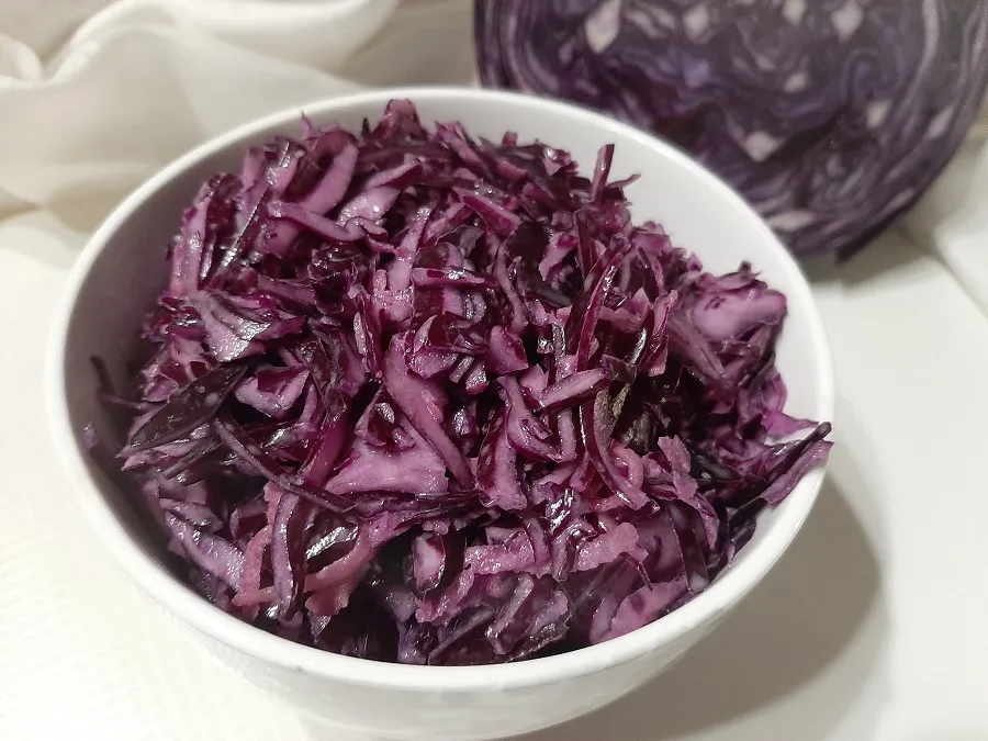 poszatkowana czerwona kapusta do sur&oacute;wki