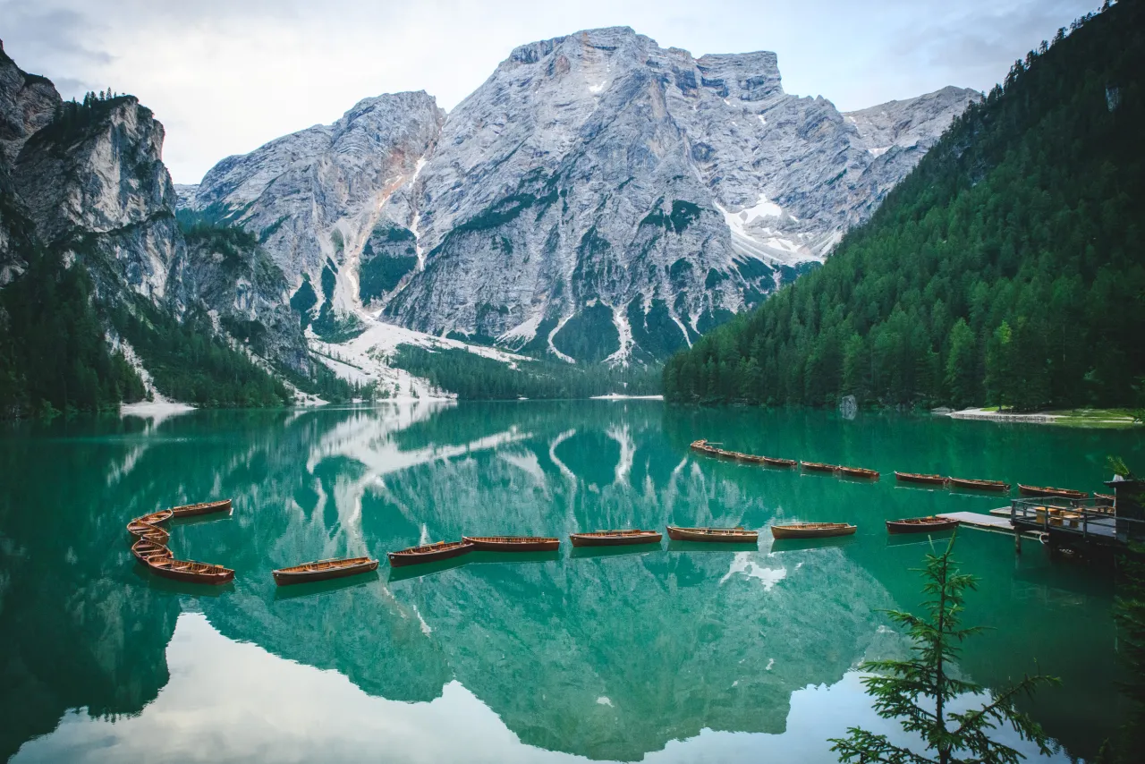 Dolomity jezioro Braies Lauterbrunnen Hallstatt Alpy