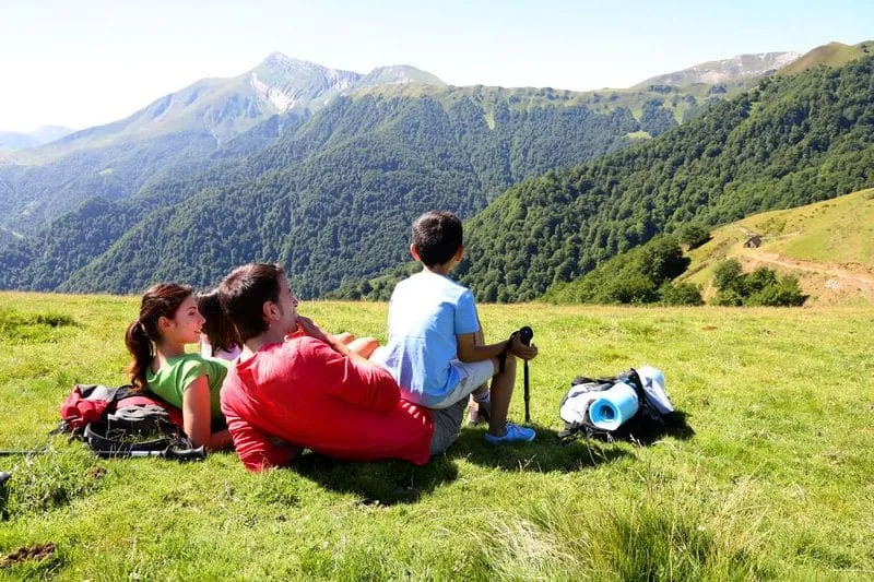 rodzina w górach dziecko szlak