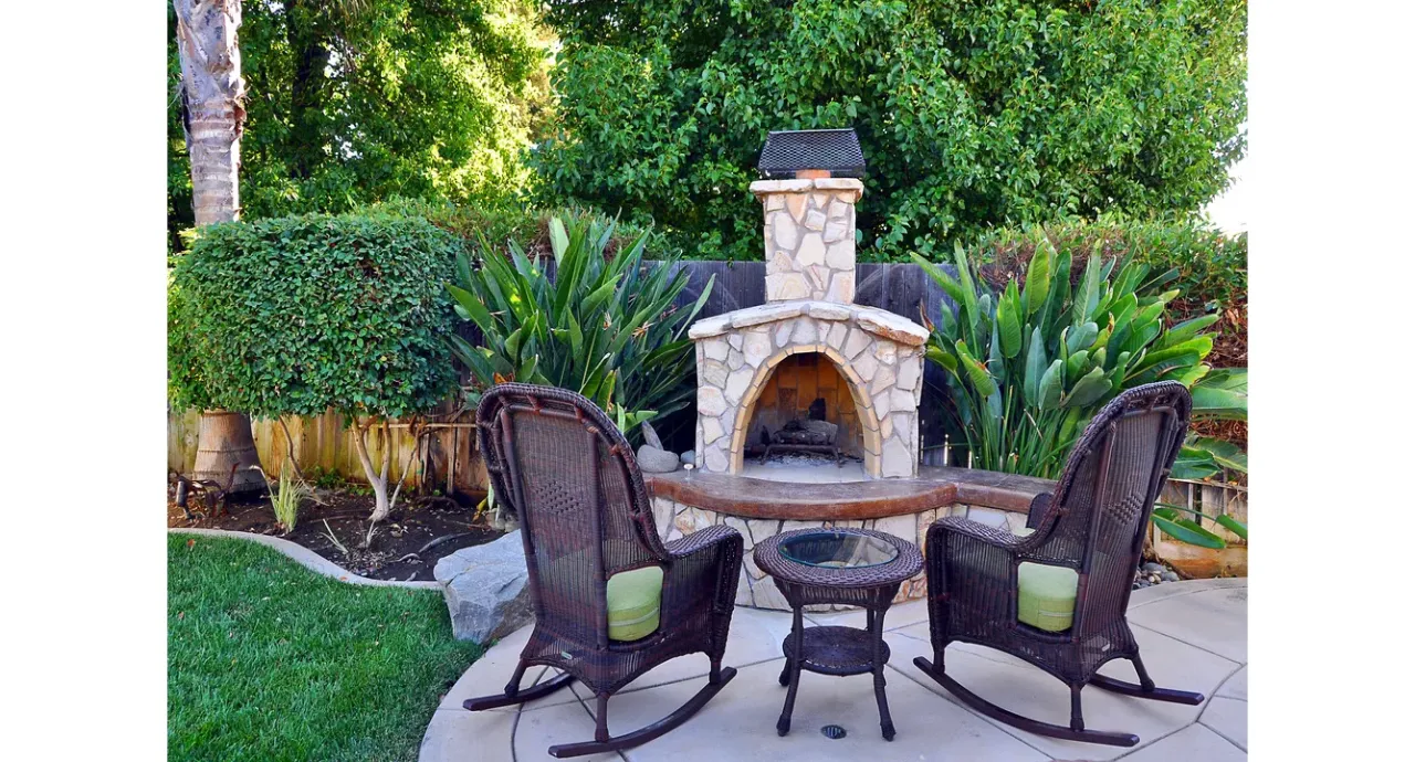 projekty grilla z kamienia polnego, grill z wędzarnią kamień polny, nowoczesny grill z kamienia