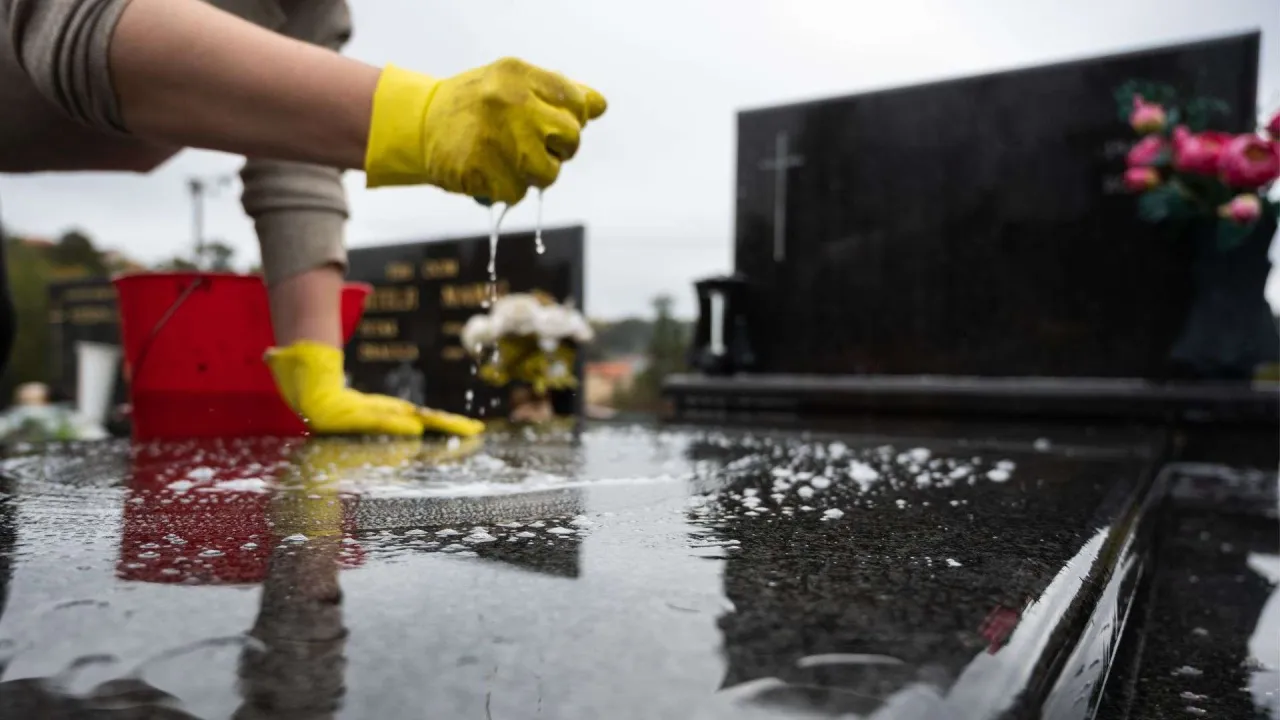 Czyszczenie nagrobka granitowego