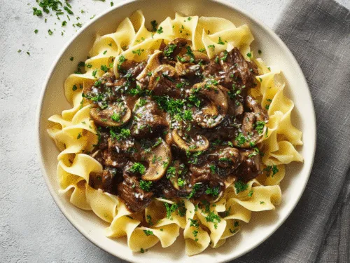 Herzhaftes B&oelig;uf Stroganoff mit Smetana und Pilzen angerichtet