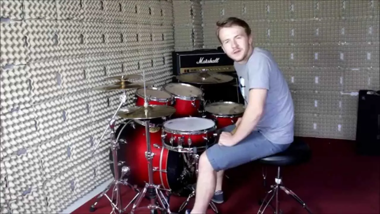 prawidłowa postawa perkusisty za zestawem