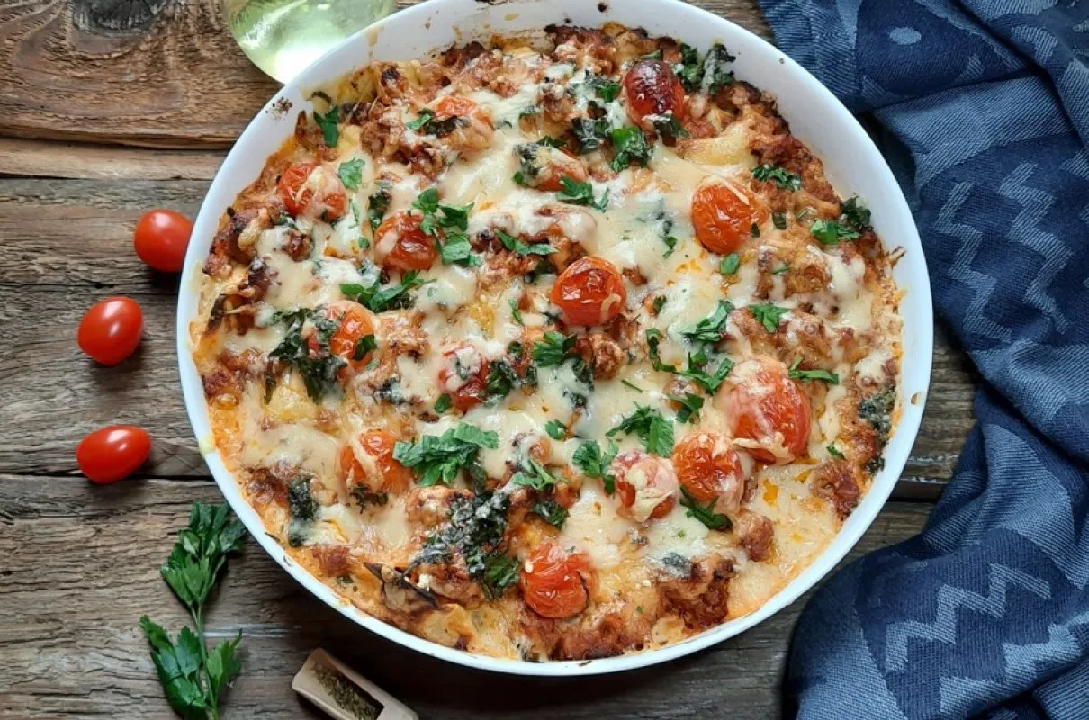 zapiekanka z tortellini w naczyniu żaroodpornym gotowa do pieczenia