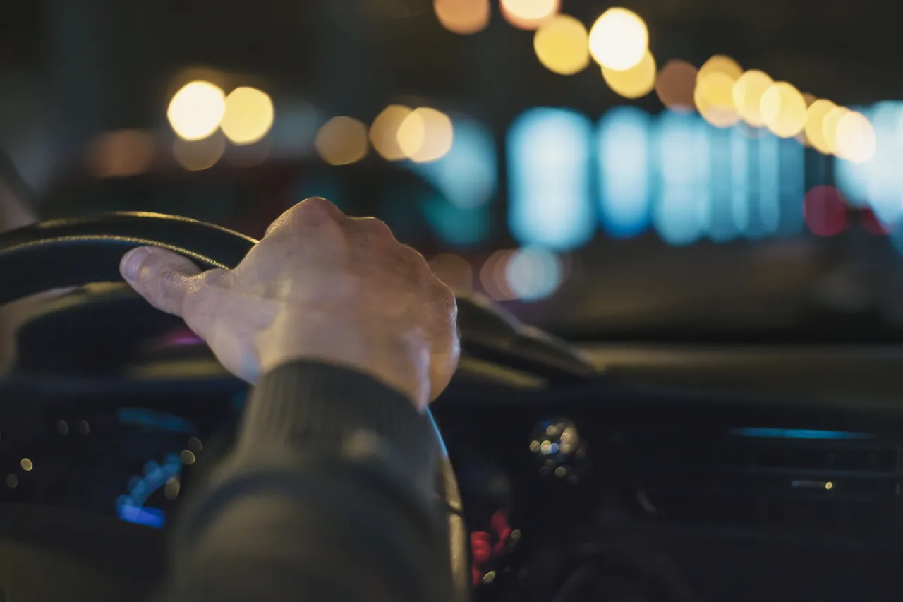 Samochód z włączonymi światłami awaryjnymi na poboczu