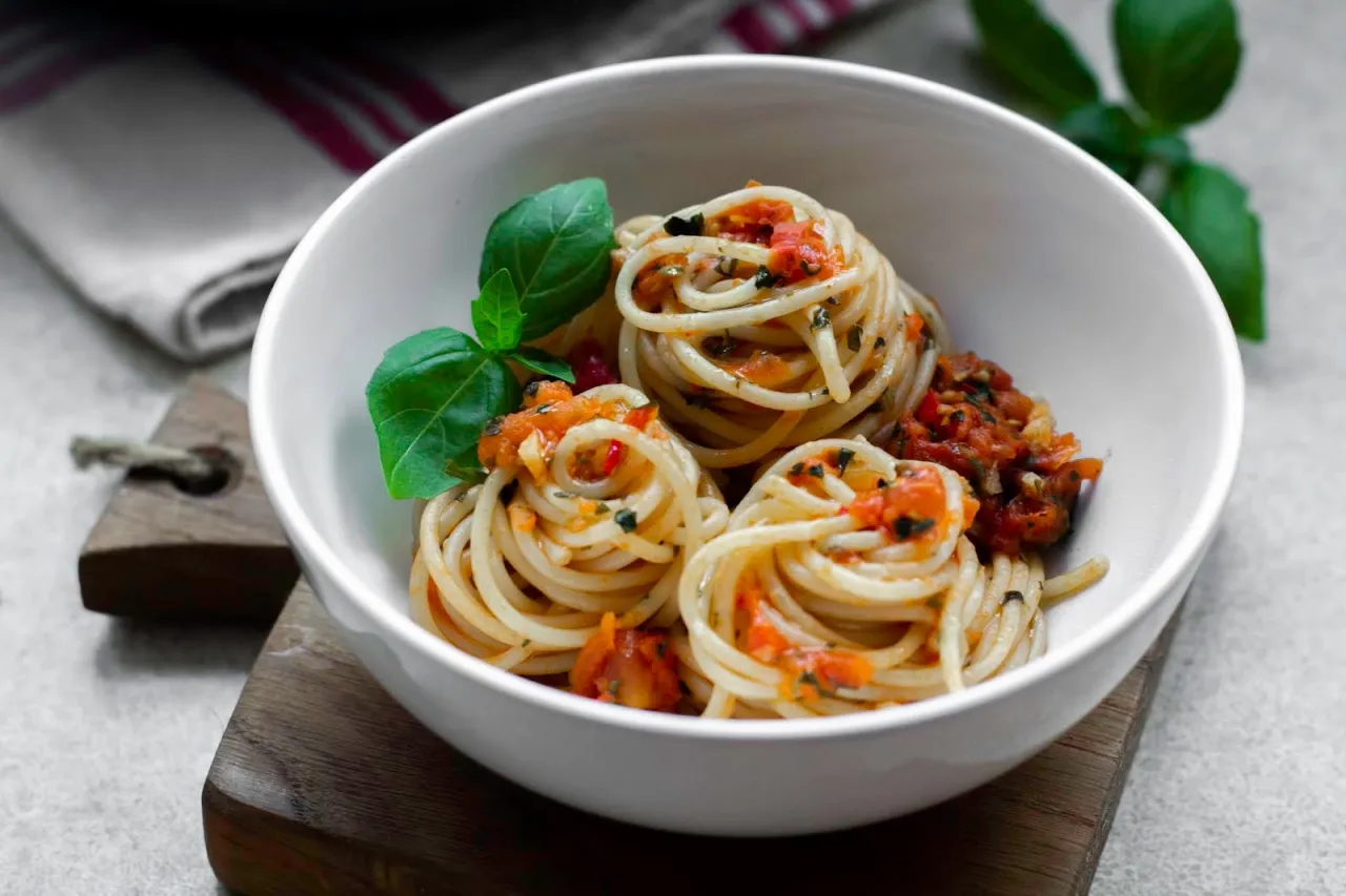 składniki na sos pomidorowy spaghetti passata czosnek bazylia