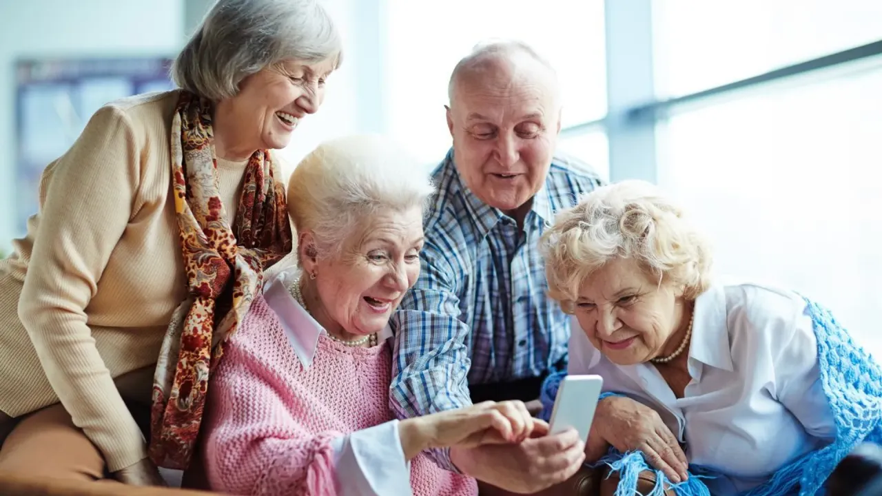 seniorzy korzystający ze zniżek w r&oacute;żnych miejscach