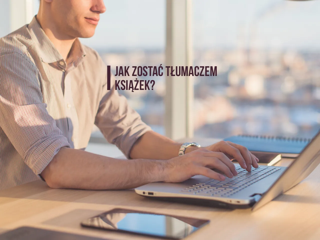 tłumacz książek przy pracy z książkami i laptopem