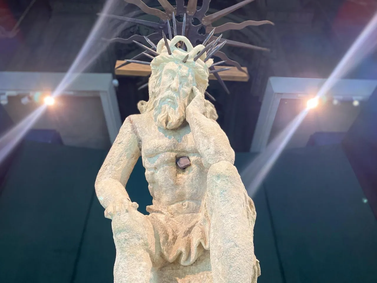 Wsp&oacute;łczesne rzeźby Chrystusa Frasobliwego