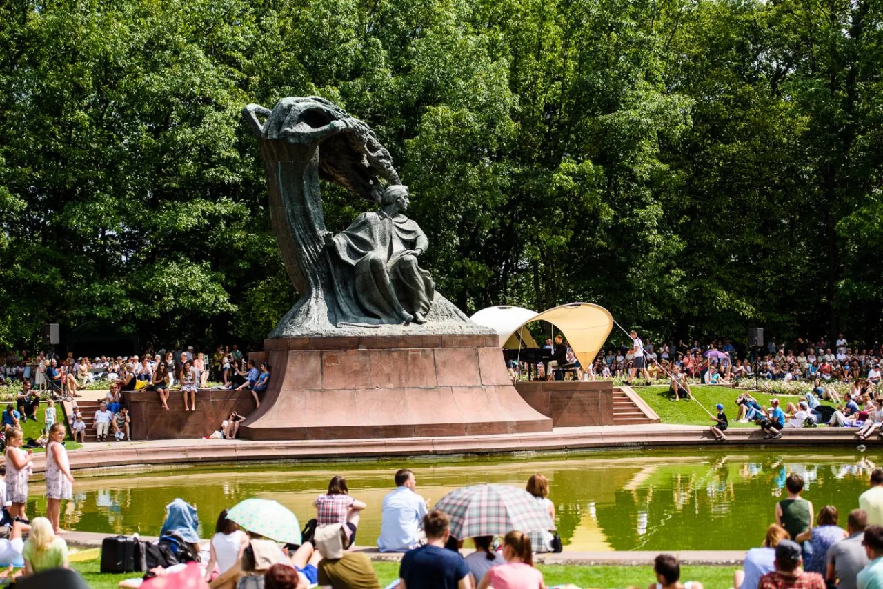 Koncerty Chopinowskie Łazienki Kr&oacute;lewskie pomnik Chopina publiczność