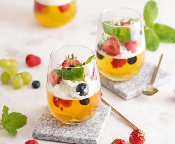 galaretka z owocami r&oacute;wnomiernie rozmieszczonymi