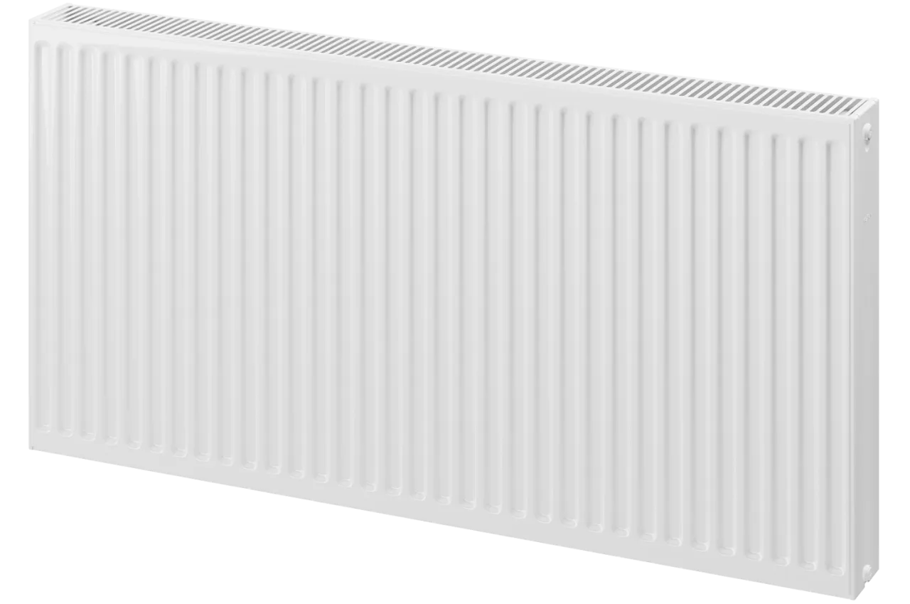 Biały grzejnik c22, czyli dwupłytowy z konwektorami, gotowy do montażu.