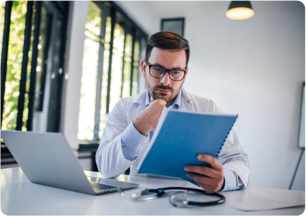 lekarz oglądający wyniki badań laboratoryjnych