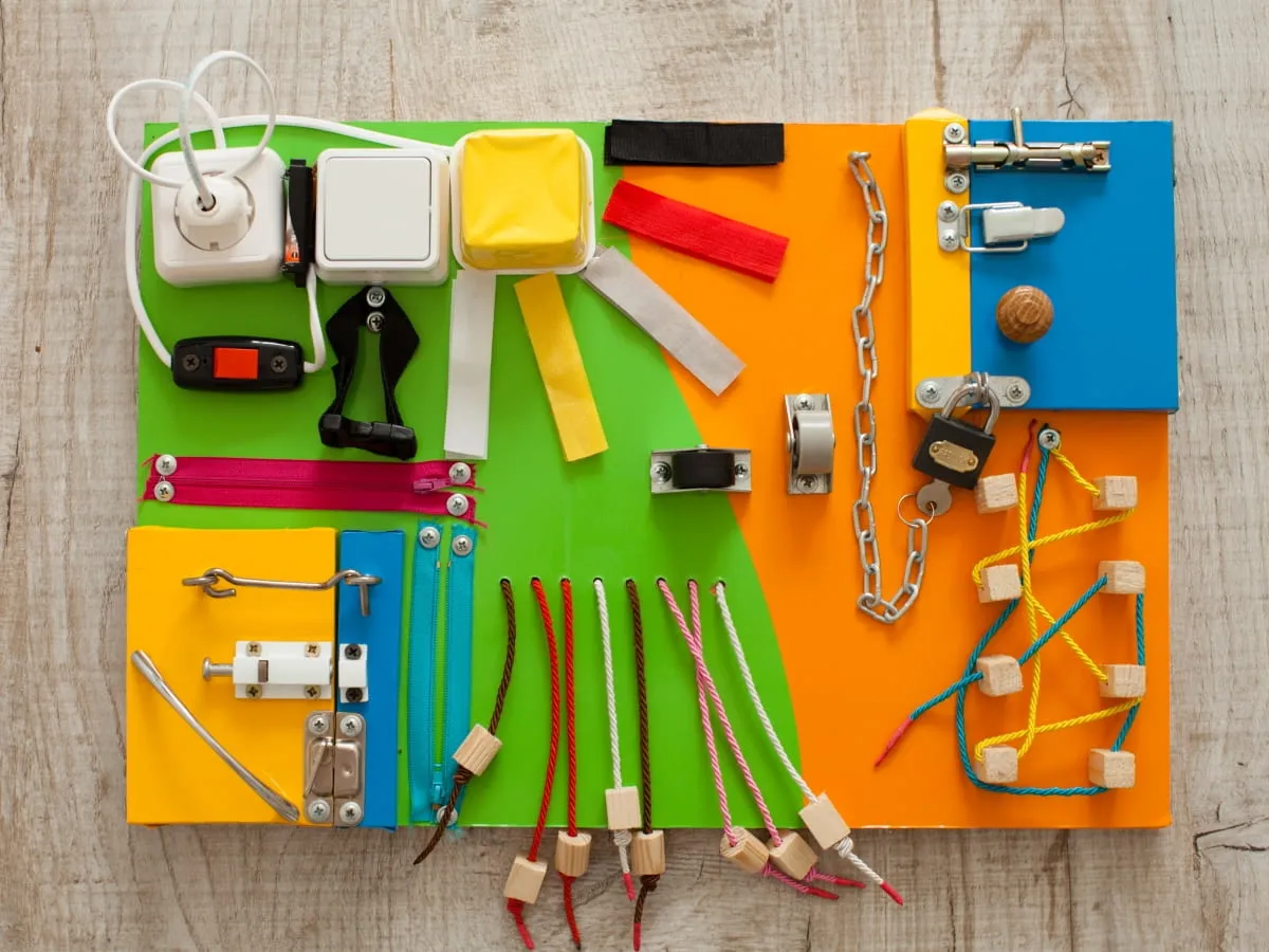 DIY tablica sensoryczna dla roczniaka pomysły