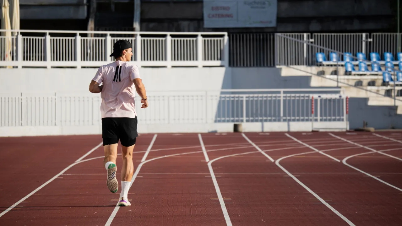 Osoby spacerujące w wygodnych butach i biegacze w specjalistycznym obuwiu