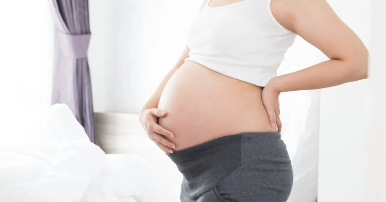 kobieta w ciąży licząca miesiące