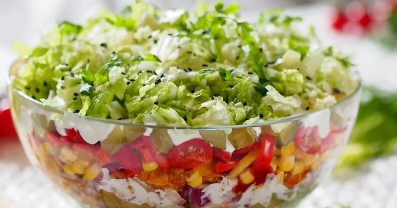 gotowa sałatka gyros w szklanej misie