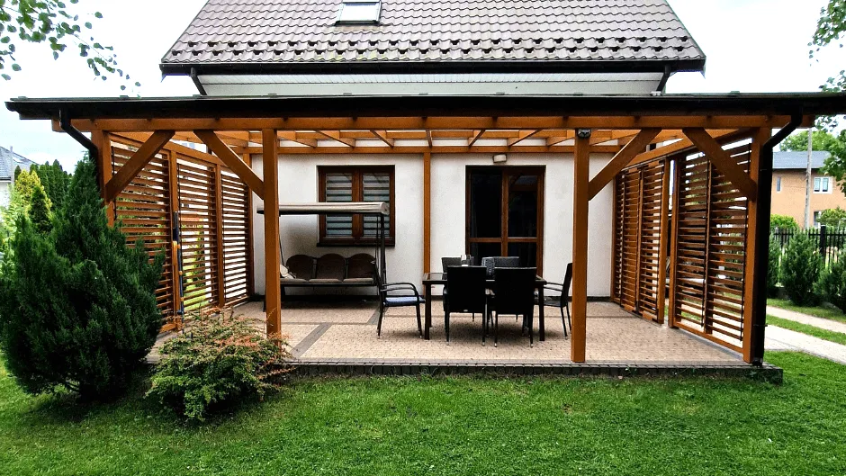 Przykłady zabudowanych taras&oacute;w a otwartych