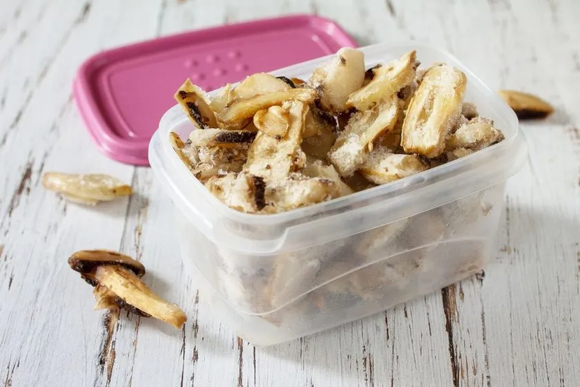 mrożenie grzybów na tacce