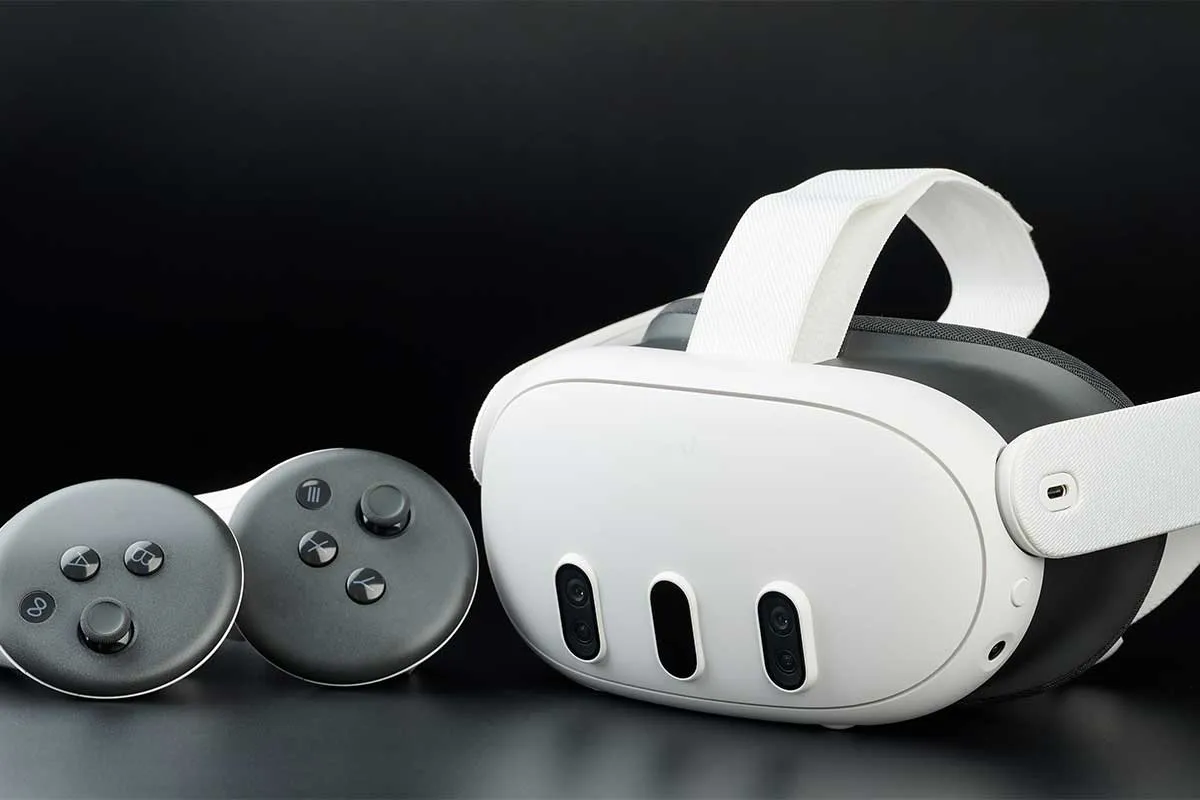 Zestaw VR z kontrolerami. Zastanawiasz się, jaki komputer do VR będzie najlepszy? Ten sprzęt to krok w przyszłość wirtualnej rzeczywistości.