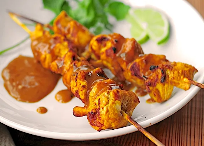 pollo satay con salsa di arachidi