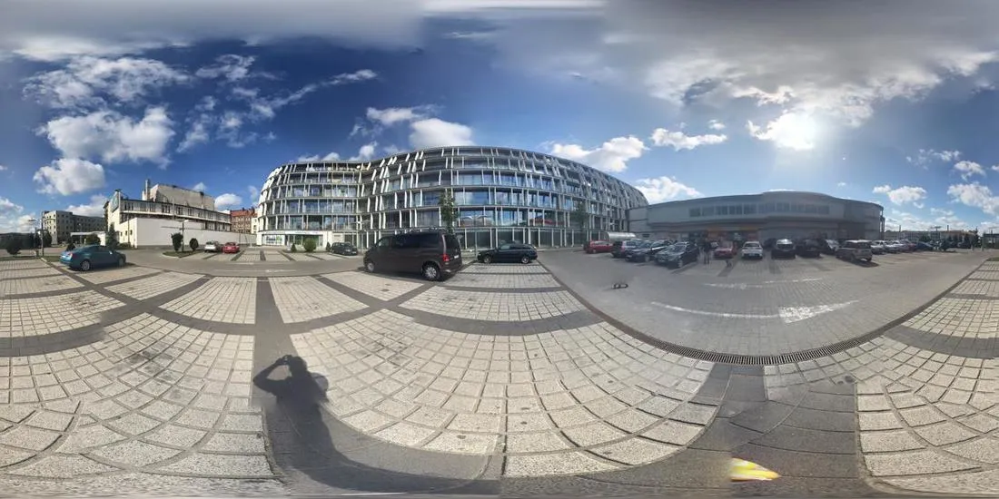 osoba robiąca zdjęcie sferyczne smartfonem