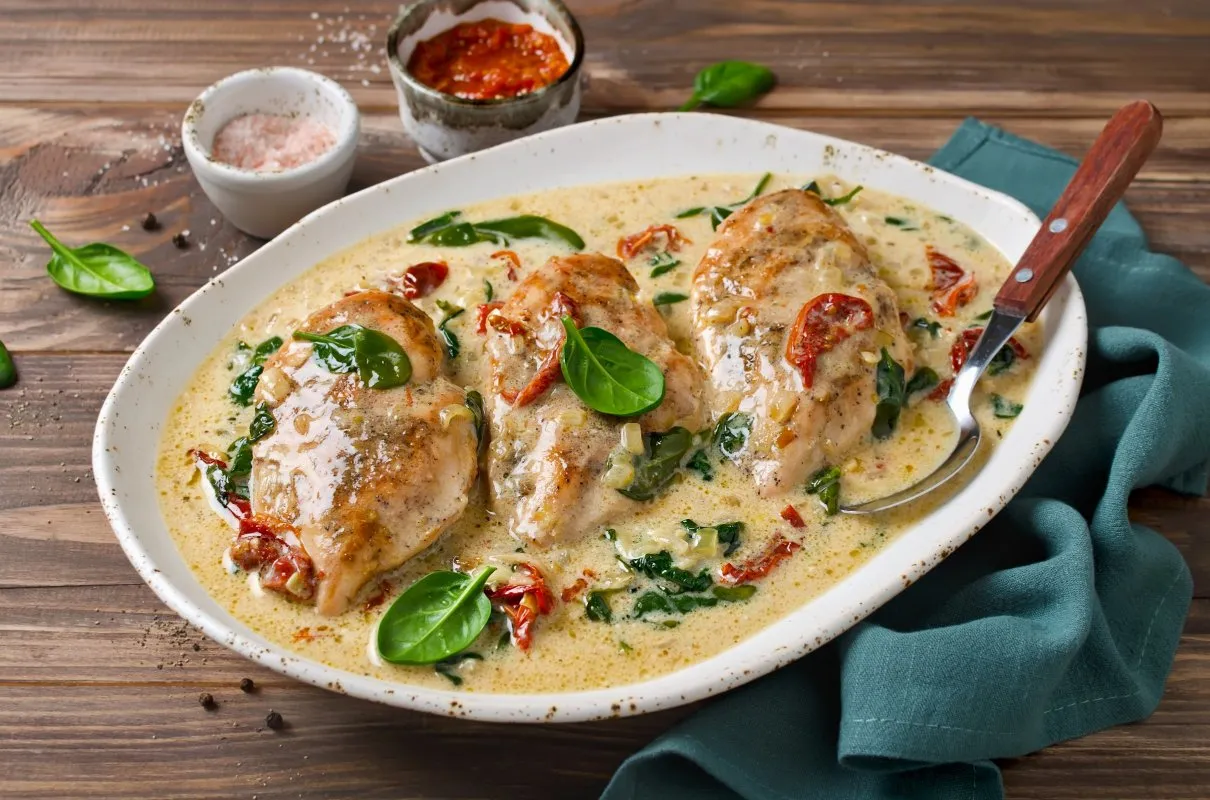 kurczak w sosie śmietanowym z suszonymi pomidorami