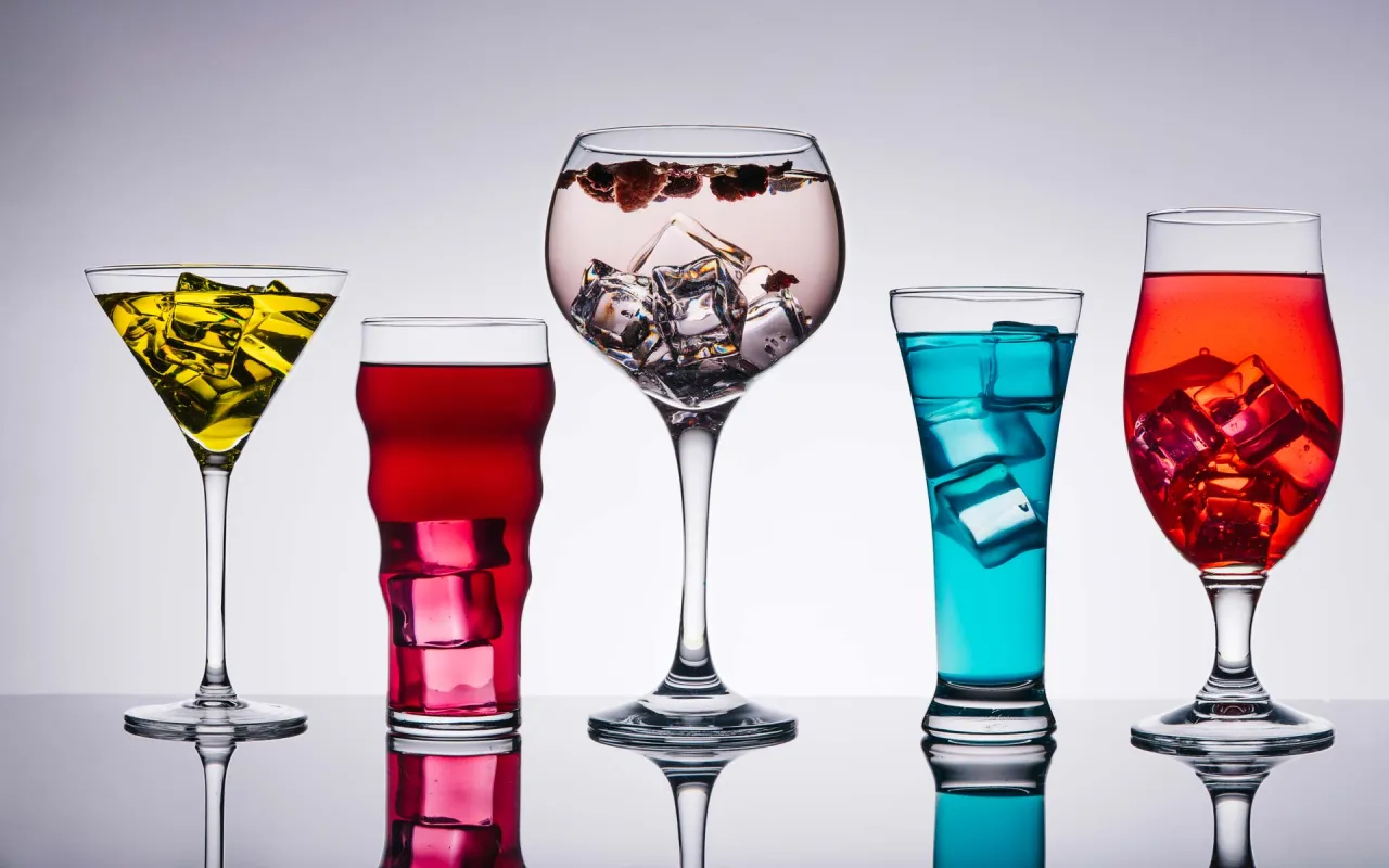 verschiedene cocktailgl&auml;ser und zutaten